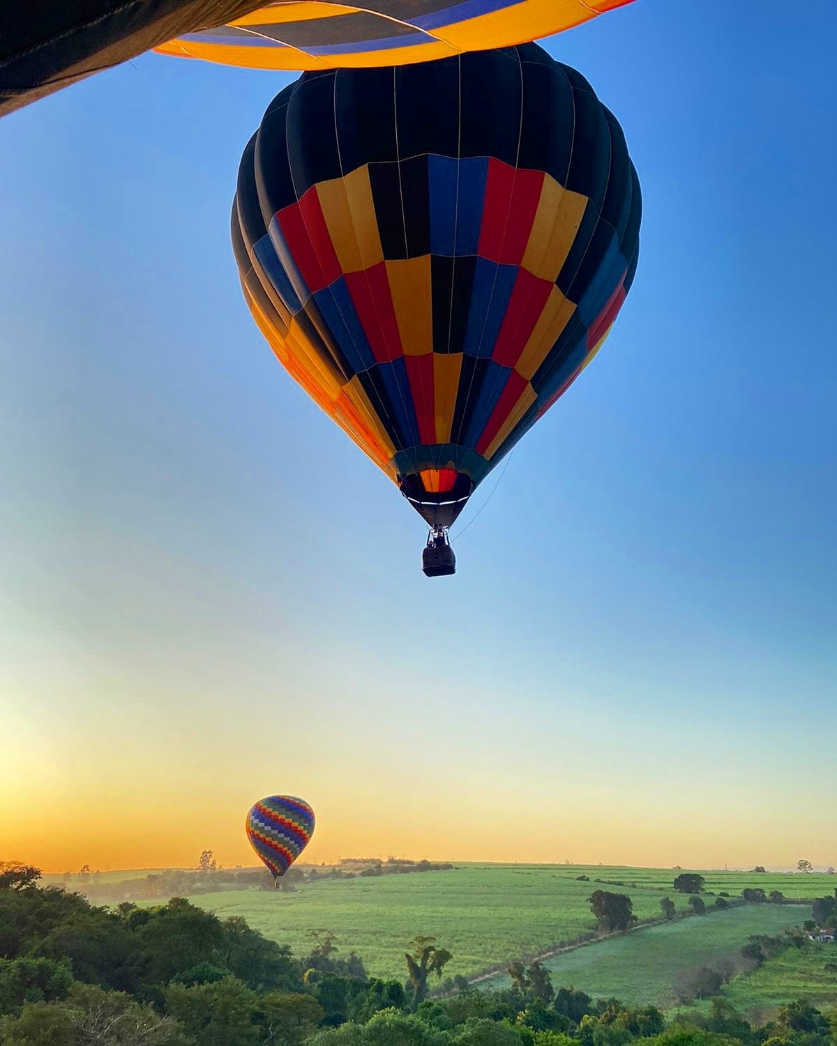 Passageiros fotografando outros balões durante o voo ao nascer do sol
