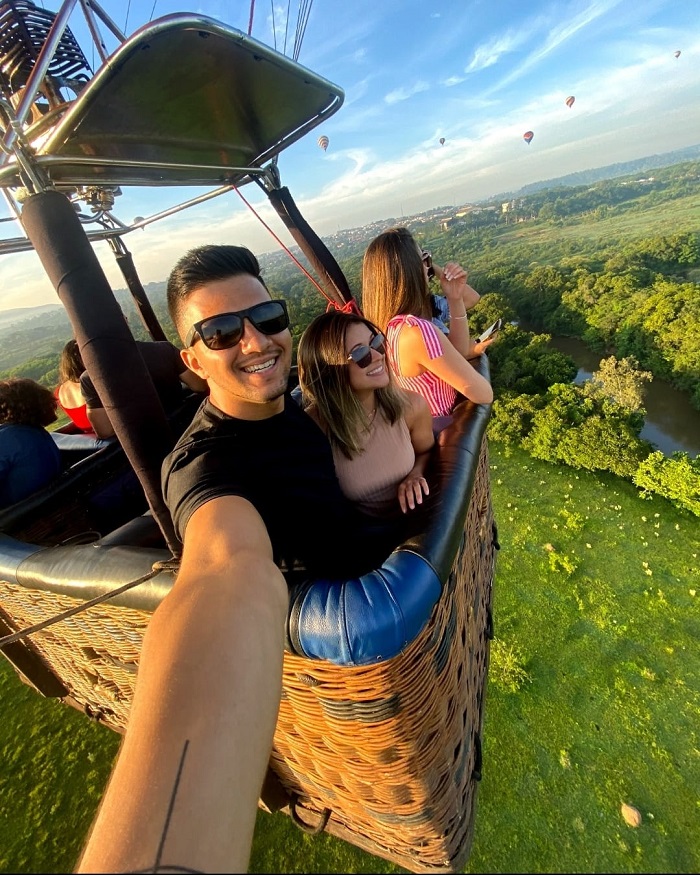Vista do alto do balão: o sol nascendo sobre Boituva e outros balões abaixo